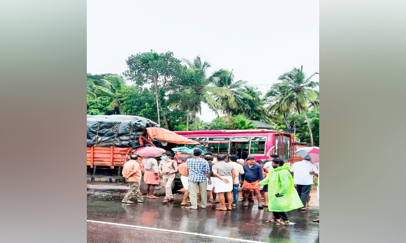 മുക്കാളിയിൽ ബസും ലോറിയും കൂട്ടിയിടിച്ച് 32 പേർക്ക് പരിക്ക് മുക്കാളിയിൽ ബസും ലോറിയും കൂട്ടിയിടിച്ച് 32 പേർക്ക് പരിക്ക്
