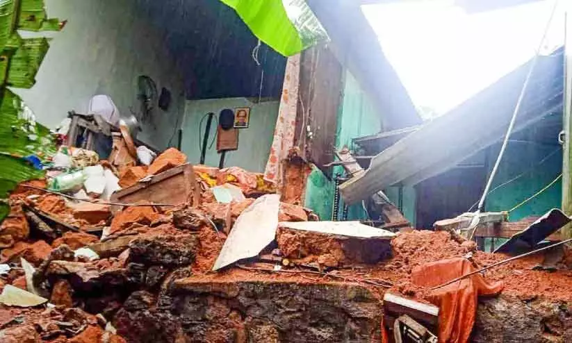 വീട് ഭാഗീകമായി തകർന്നു; വയോധികക്കും മകനും ഇത് രണ്ടാം ജന്മം വീട് ഭാഗീകമായി തകർന്നു; വയോധികക്കും മകനും ഇത് രണ്ടാം ജന്മം
