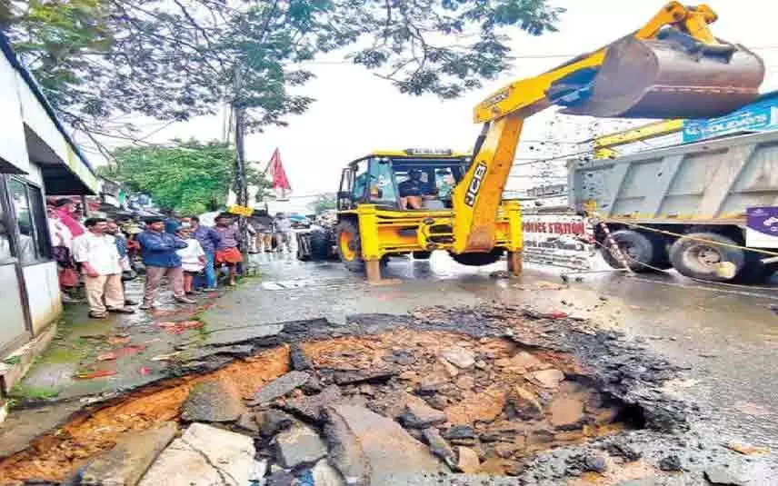 മഴയിൽ പ്രത്യക്ഷപ്പെട്ടത് വമ്പൻ കുഴികൾ ; പൊല്ലാപ്പിലായി പൊതുമരാമത്ത്