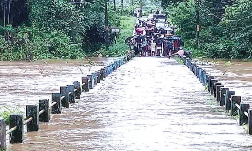 ആ​ല​ത്തൂ​രി​ൽ വീ​ടു​ക​ൾ ത​ക​ർ​ന്നു