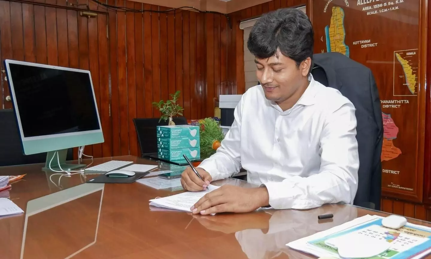 ആറാം ക്ലാസ് മുതൽ കടയിൽ ജോലിക്ക് പോയി, ഐ.എ.എസ് കോച്ചിങ്ങിന് കൂട്ടുകാരന് കൂട്ടുപോയി, മൂന്നുവട്ടം തോറ്റു; ആലപ്പുഴ കലക്ടറെ അറിയാം