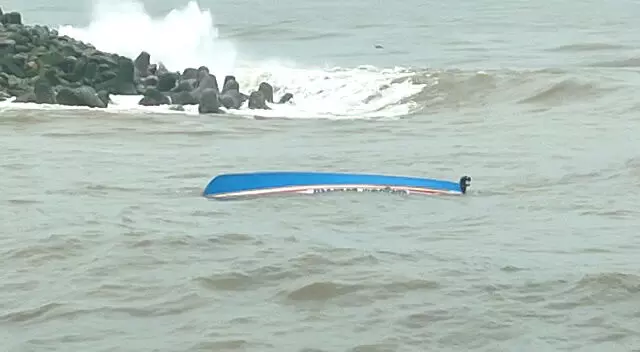 വള്ളം മറിഞ്ഞ് കടലിലായ തൊഴിലാളികളെ രക്ഷപ്പെടുത്തി