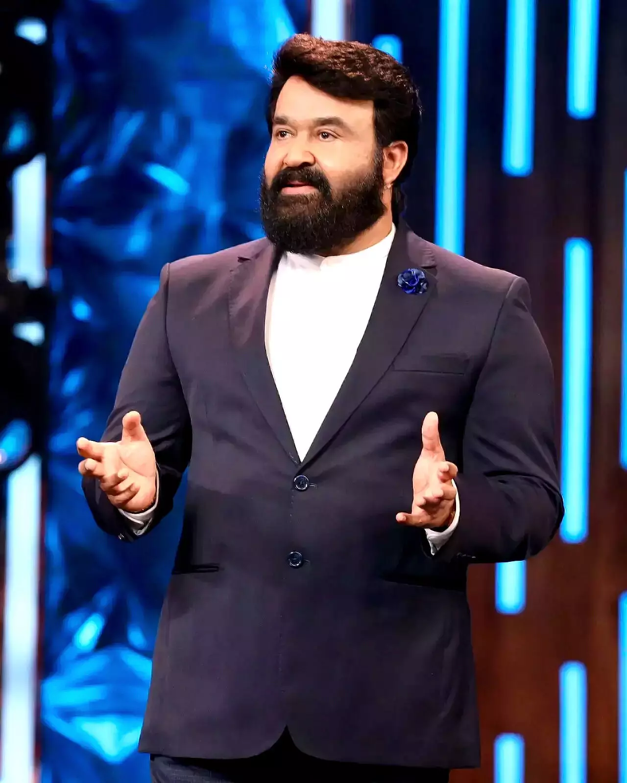 മോഹൻലാൽ ബിഗ് ബോസ് വേദിയിൽ