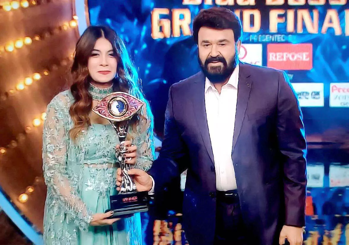 ബിഗ് ബോസ് സീസൺ 4 ജേതാവ് ദിൽഷ പ്രസന്നൻ മോഹൻലാലിനൊപ്പം