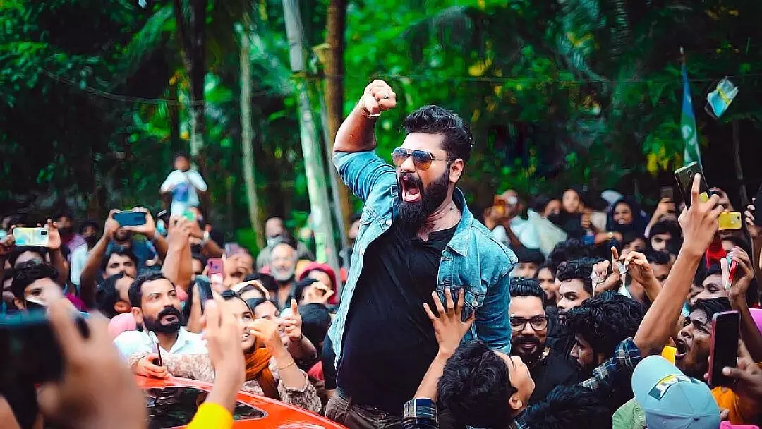 സഹമത്സരാർഥിയെ കൈയേറ്റം ചെയ്തതിനെ തുടർന്ന് 'ബിഗ് ബോസി'ൽനിന്ന് പുറത്താക്കപ്പെട്ട ഡോ. റോബിൻ രാധാകൃഷ്ണൻ ആരാധകർക്കു നടുവിൽ 