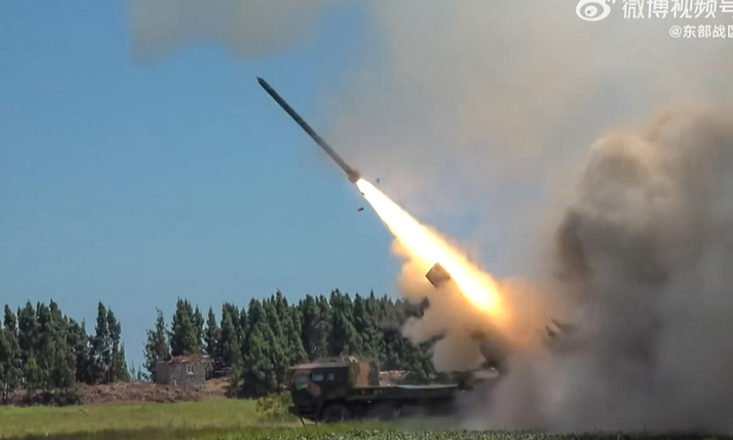 സൈനികാഭ്യാസവേളയിൽ ചൈനയിൽ നിന്ന് തൊടുക്കുന്ന മിസൈൽ. ചൈനീസ് സൈന്യം പുറത്തുവിട്ട വിഡിയോ ദൃശ്യം സൈനികാഭ്യാസവേളയിൽ ചൈനയിൽ നിന്ന് തൊടുക്കുന്ന മിസൈൽ. ചൈനീസ് സൈന്യം പുറത്തുവിട്ട വിഡിയോ ദൃശ്യം