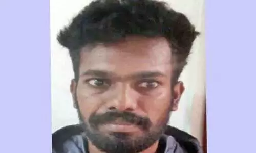 കൊച്ചിയിൽ മാലിന്യ ലോറിയുടെ വാൽവ് തുറന്നിട്ട് ഓടിച്ചു ; ഡ്രൈവർ അറസ്റ്റിൽ കൊച്ചിയിൽ മാലിന്യ ലോറിയുടെ വാൽവ് തുറന്നിട്ട് ഓടിച്ചു ; ഡ്രൈവർ അറസ്റ്റിൽ