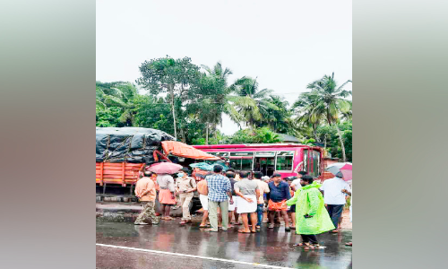 മുക്കാളിയിൽ ബസും ലോറിയും കൂട്ടിയിടിച്ച് 32 പേർക്ക് പരിക്ക്