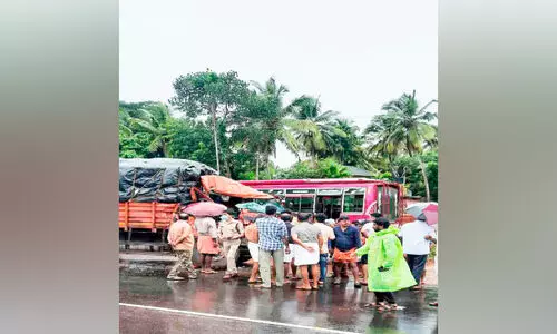 മുക്കാളിയിൽ ബസും ലോറിയും കൂട്ടിയിടിച്ച് 32 പേർക്ക് പരിക്ക്