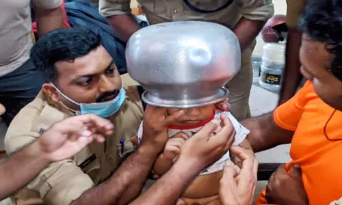 രണ്ടു വയസ്സുകാരന്‍റെ തലയിൽ പാത്രം കുടുങ്ങി