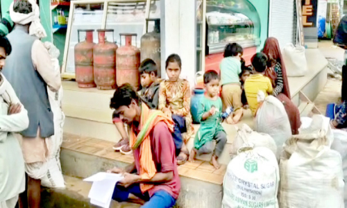 അന്തർ സംസ്ഥാന തൊഴിലാളികളെ ബസിൽനിന്നിറക്കി വിട്ട സംഭവം: പ്രതിഷേധം ശക്തം