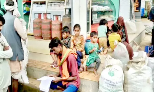 അന്തർ സംസ്ഥാന തൊഴിലാളികളെ ബസിൽനിന്നിറക്കി വിട്ട സംഭവം: പ്രതിഷേധം ശക്തം