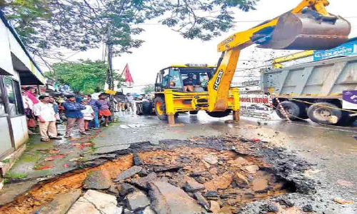 മഴയിൽ പ്രത്യക്ഷപ്പെട്ടത് വമ്പൻ കുഴികൾ ; പൊല്ലാപ്പിലായി പൊതുമരാമത്ത്