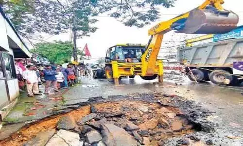 മഴയിൽ പ്രത്യക്ഷപ്പെട്ടത് വമ്പൻ കുഴികൾ ; പൊല്ലാപ്പിലായി പൊതുമരാമത്ത്