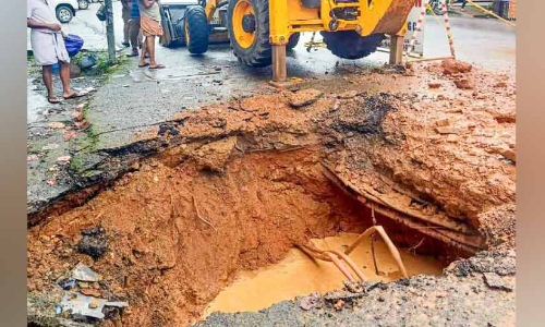 പാലായിൽ റോഡരികിൽ മണ്ണിടിഞ്ഞ് വൻ ഗർത്തം