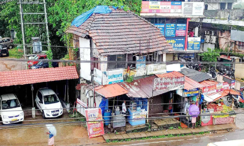 കുന്നംകുളത്ത് അപകടാവസ്ഥയിൽ കഴിയുന്ന കെട്ടിടങ്ങൾക്കെതിരെ നടപടി വൈകുന്നു