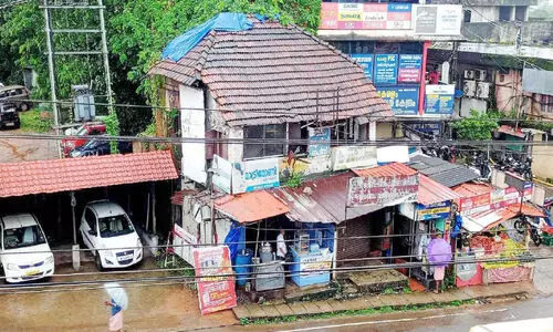 കുന്നംകുളത്ത് അപകടാവസ്ഥയിൽ കഴിയുന്ന കെട്ടിടങ്ങൾക്കെതിരെ നടപടി വൈകുന്നു