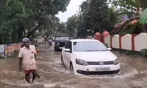 റോഡിൽ വെള്ളം കയറി; കെ.എസ്.ആർ.ടി.സി സർവീസ് നിർത്തി VIDEO