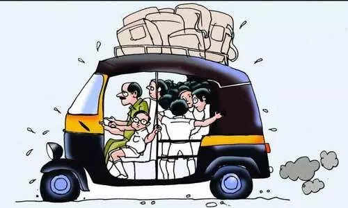 വിദ്യാർഥികളും ഡ്രൈവറുമടക്കം 16 പേർ; ഓട്ടോറിക്ഷ കസ്റ്റഡിയിെലടുത്തു