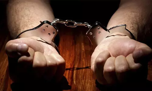 10 ല​ക്ഷ​ത്തി​ന്‍റെ നി​രോ​ധി​ത പു​ക​യി​ല ഉ​ൽ​പ​ന്ന​ങ്ങ​ൾ പി​ടി​കൂ​ടി