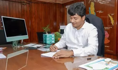 ആറാം ക്ലാസ് മുതൽ കടയിൽ ജോലിക്ക് പോയി, ഐ.എ.എസ് കോച്ചിങ്ങിന് കൂട്ടുകാരന് കൂട്ടുപോയി, മൂന്നുവട്ടം തോറ്റു; ആലപ്പുഴ കലക്ടറെ അറിയാം