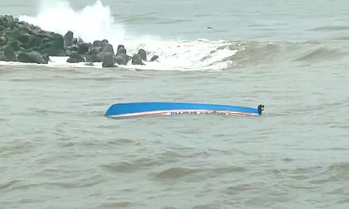 വള്ളം മറിഞ്ഞ് കടലിലായ തൊഴിലാളികളെ രക്ഷപ്പെടുത്തി
