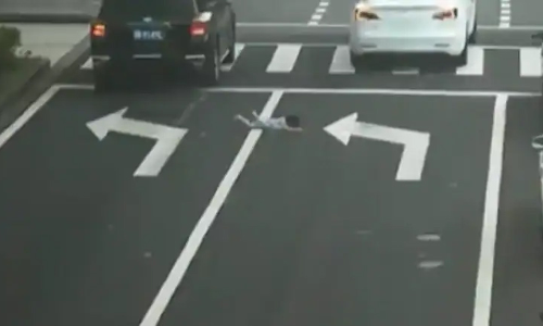 പിഞ്ചുകുഞ്ഞ് നടുറോട്ടിൽ വീണിട്ടും കാർ നിർത്താതെ പോയി; ഞെട്ടിക്കുന്ന ദൃശ്യം