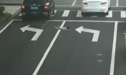 പിഞ്ചുകുഞ്ഞ് നടുറോട്ടിൽ വീണിട്ടും കാർ നിർത്താതെ പോയി; ഞെട്ടിക്കുന്ന ദൃശ്യം