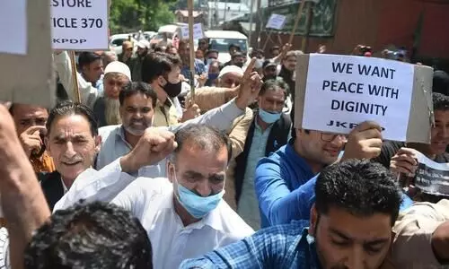 ജ​മ്മു-​ക​ശ്മീ​രി​ന്റെ പ്ര​ത്യേ​ക​പ​ദ​വി റ​ദ്ദാ​ക്കി മൂ​ന്നു​വ​ർ​ഷം; പ്ര​തി​ഷേ​ധ​വു​മാ​യി ക​ശ്മീ​ർ നേ​താ​ക്ക​ൾ