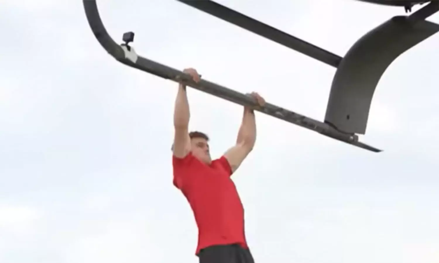 ഹെലിക്കോപ്റ്ററിൽ തൂങ്ങി പുൾ-അപ്സ്; ഗിന്നസ് റെക്കോർഡ് അടിക്കാൻ യൂട്യൂബേഴ്സ് ചെയ്തത് കണ്ടോ...!