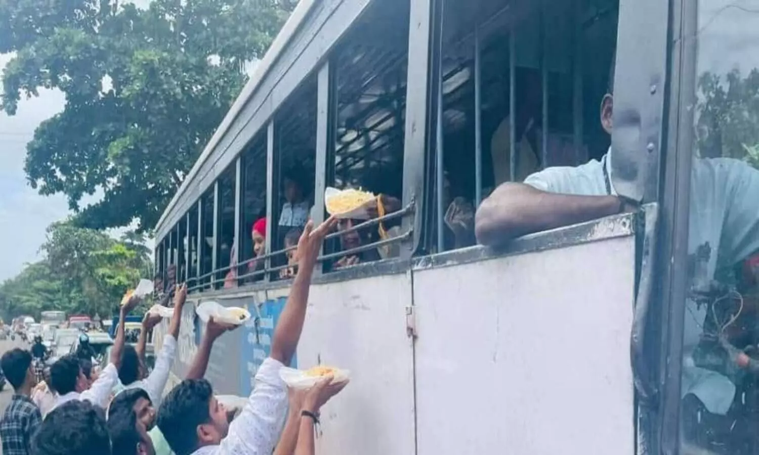 ദേശീയ പാതയിൽ അപകട കുഴികൾ; കുഴിമന്തി സമരവുമായി യൂത്ത് കോൺഗ്രസ്