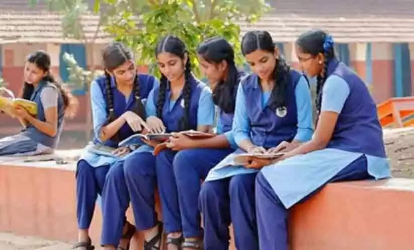 പ്ലസ് വൺ പ്രവേശനം: ആദ്യ അലോട്ട്മെന്റ് പ്രസിദ്ധീകരിച്ചപ്പോൾ മലബാറിൽ സീറ്റ് ക്ഷാമം പ്ലസ് വൺ പ്രവേശനം: ആദ്യ അലോട്ട്മെന്റ് പ്രസിദ്ധീകരിച്ചപ്പോൾ മലബാറിൽ സീറ്റ് ക്ഷാമം