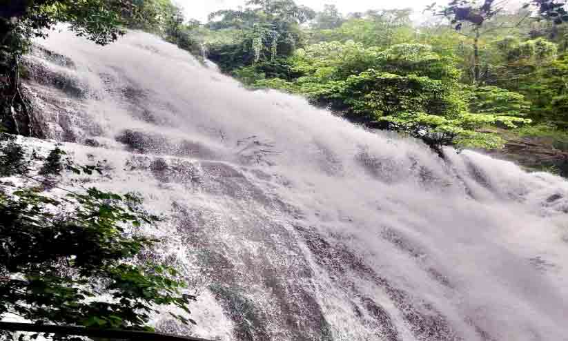 മഴക്കാഴ്ച നുകരാം; മലയോരത്തേക്ക് വരൂ.. മഴക്കാഴ്ച നുകരാം; മലയോരത്തേക്ക് വരൂ..