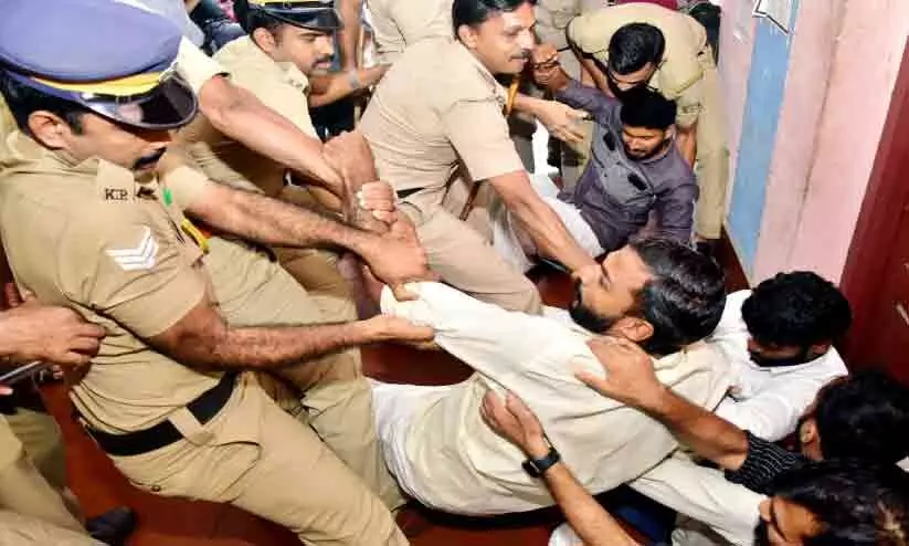 കെ.എസ്.ആർ.ടി.സി ഡിപ്പോ യൂത്ത് കോൺഗ്രസ് ഉപരോധിച്ചു കെ.എസ്.ആർ.ടി.സി ഡിപ്പോ യൂത്ത് കോൺഗ്രസ് ഉപരോധിച്ചു