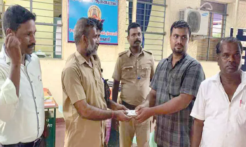 തമിഴകത്തിന്റെ സത്യസന്ധത: മലയാളി വ്യാപാരിക്ക് 90,000 രൂപ തിരിച്ചുകിട്ടി തമിഴകത്തിന്റെ സത്യസന്ധത: മലയാളി വ്യാപാരിക്ക് 90,000 രൂപ തിരിച്ചുകിട്ടി