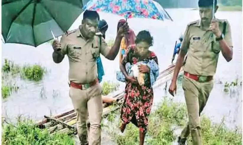 വനത്തിലെ വെള്ളക്കെട്ടിൽ അകപ്പെട്ട ഗർഭിണികളെ രക്ഷപ്പെടുത്തിയവർക്ക് അഭിനന്ദന പ്രവാഹം