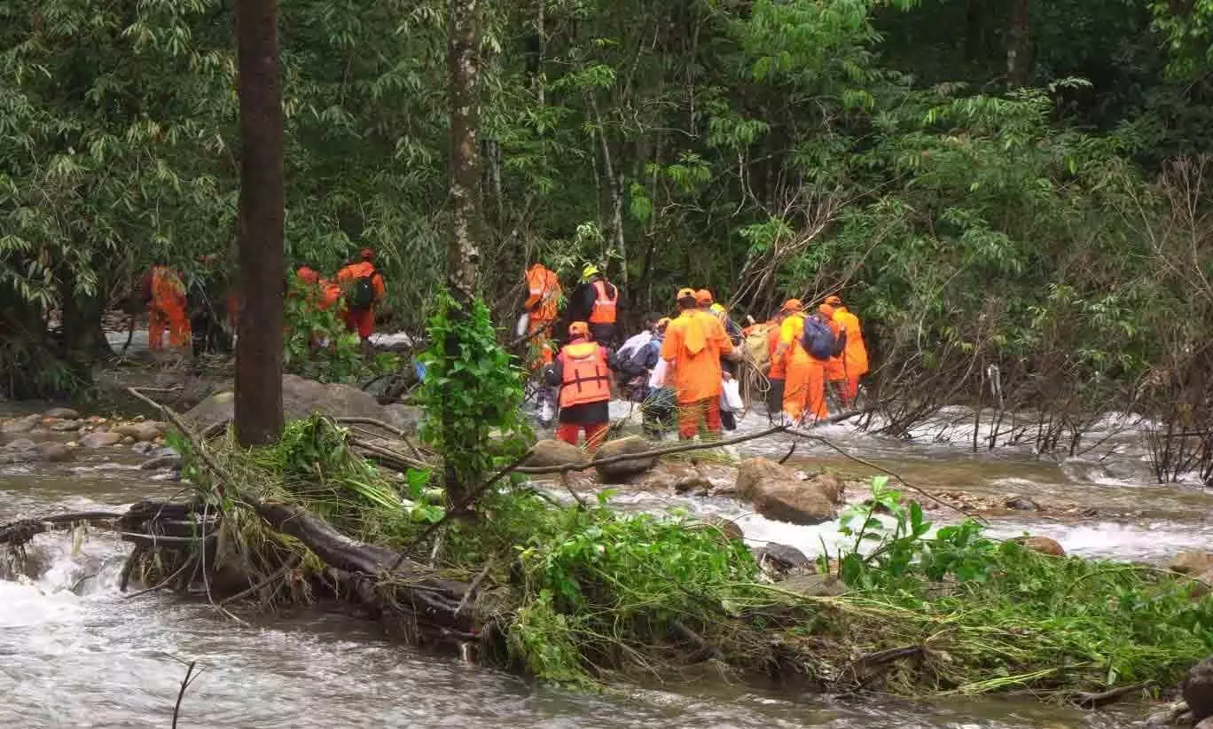 ഒഴുക്കില്പെട്ട ആദിവാസി ബാലനെ കണ്ടെത്താൻ തെരച്ചില് പുനഃരാരംഭിച്ചു ഒഴുക്കില്പെട്ട ആദിവാസി ബാലനെ കണ്ടെത്താൻ തെരച്ചില് പുനഃരാരംഭിച്ചു