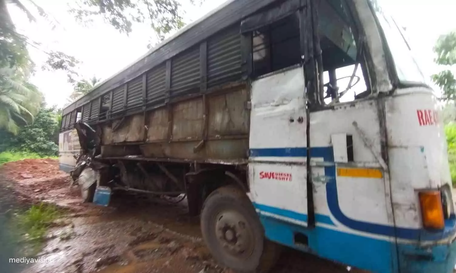 കെ.എസ്.ആർ.ടി.സി ബസുകൾ കൂട്ടിയിടിച്ച് ഒമ്പത് പേർക്ക് പരിക്ക്; കാരണം റോഡിലെ കുഴിയെന്ന് ആരോപണം കെ.എസ്.ആർ.ടി.സി ബസുകൾ കൂട്ടിയിടിച്ച് ഒമ്പത് പേർക്ക് പരിക്ക്; കാരണം റോഡിലെ കുഴിയെന്ന് ആരോപണം