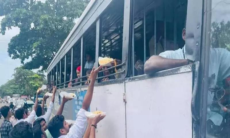 ദേശീയ പാതയിൽ അപകട കുഴികൾ; കുഴിമന്തി സമരവുമായി യൂത്ത് കോൺഗ്രസ് ദേശീയ പാതയിൽ അപകട കുഴികൾ; കുഴിമന്തി സമരവുമായി യൂത്ത് കോൺഗ്രസ്