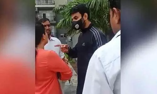 നോയ്ഡയിൽ ബി.ജെ.പി ഉദ്യോഗസ്ഥൻ അയൽക്കാരിയെ ഭീഷണിപ്പെടുത്തുന്ന ദൃശ്യം പുറത്ത്