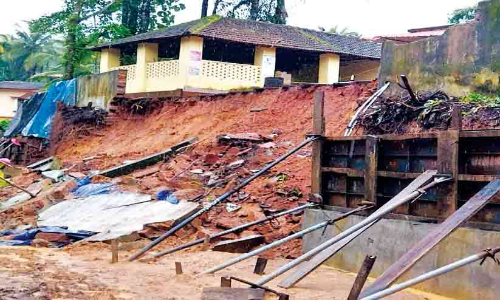 മരം മുറിച്ച് മണ്ണെടുത്തു; നിലംപൊത്താറായി രജിസ്ട്രാർ ഓഫിസ്