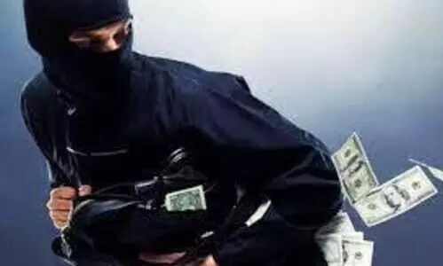 പാനീയത്തിൽ മയക്കുമരുന്ന് നൽകി ട്രെയിൻ യാത്രക്കാരനെ കൊള്ളയടിച്ചതായി പരാതി