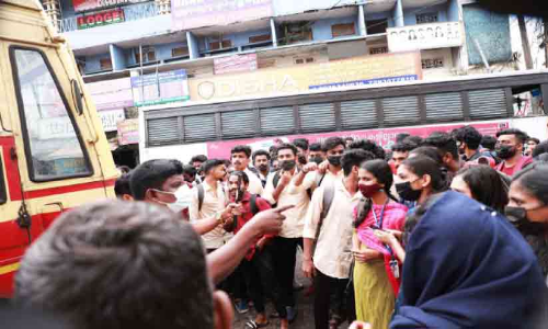 കെ.എസ്​.ആർ.ടി.സി സർവിസ്​ വെട്ടിക്കുറക്കൽ; വലഞ്ഞ്​ യാത്രക്കാർ