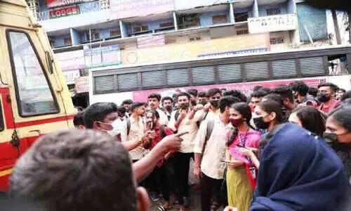 കെ.എസ്​.ആർ.ടി.സി സർവിസ്​ വെട്ടിക്കുറക്കൽ; വലഞ്ഞ്​ യാത്രക്കാർ