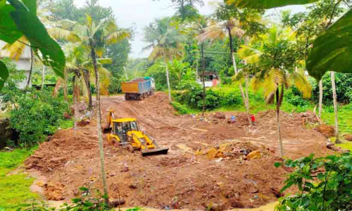 ഇ​ത്തി​ക്ക​ര​യാ​റി​ന്‍റെ തീ​ര​ത്തെ ത​ണ്ണീ​ർ​ത്ത​ട​ങ്ങ​ൾ നി​ക​ത്തു​ന്നു