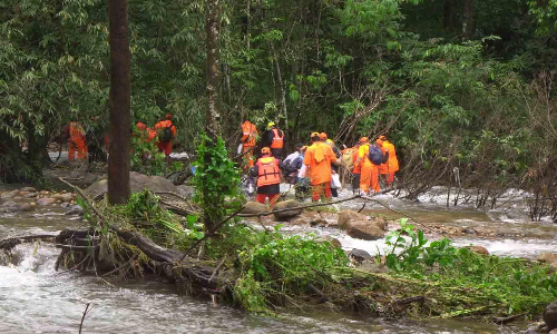 ഒഴുക്കില്പെട്ട ആദിവാസി ബാലനെ കണ്ടെത്താൻ തെരച്ചില് പുനഃരാരംഭിച്ചു ഒഴുക്കില്പെട്ട ആദിവാസി ബാലനെ കണ്ടെത്താൻ തെരച്ചില് പുനഃരാരംഭിച്ചു