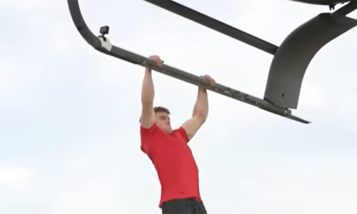 ഹെലിക്കോപ്റ്ററിൽ തൂങ്ങി പുൾ-അപ്സ്; ഗിന്നസ് റെക്കോർഡ് അടിക്കാൻ യൂട്യൂബേഴ്സ് ചെയ്തത് കണ്ടോ...!