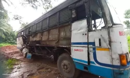 കെ.എസ്.ആർ.ടി.സി ബസുകൾ കൂട്ടിയിടിച്ച് ഒമ്പത് പേർക്ക് പരിക്ക്; ​കാരണം റോഡിലെ കുഴിയെന്ന് ആരോപണം