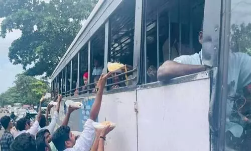 ദേശീയ പാതയിൽ അപകട കുഴികൾ; കുഴിമന്തി സമരവുമായി യൂത്ത് കോൺഗ്രസ് ദേശീയ പാതയിൽ അപകട കുഴികൾ; കുഴിമന്തി സമരവുമായി യൂത്ത് കോൺഗ്രസ്