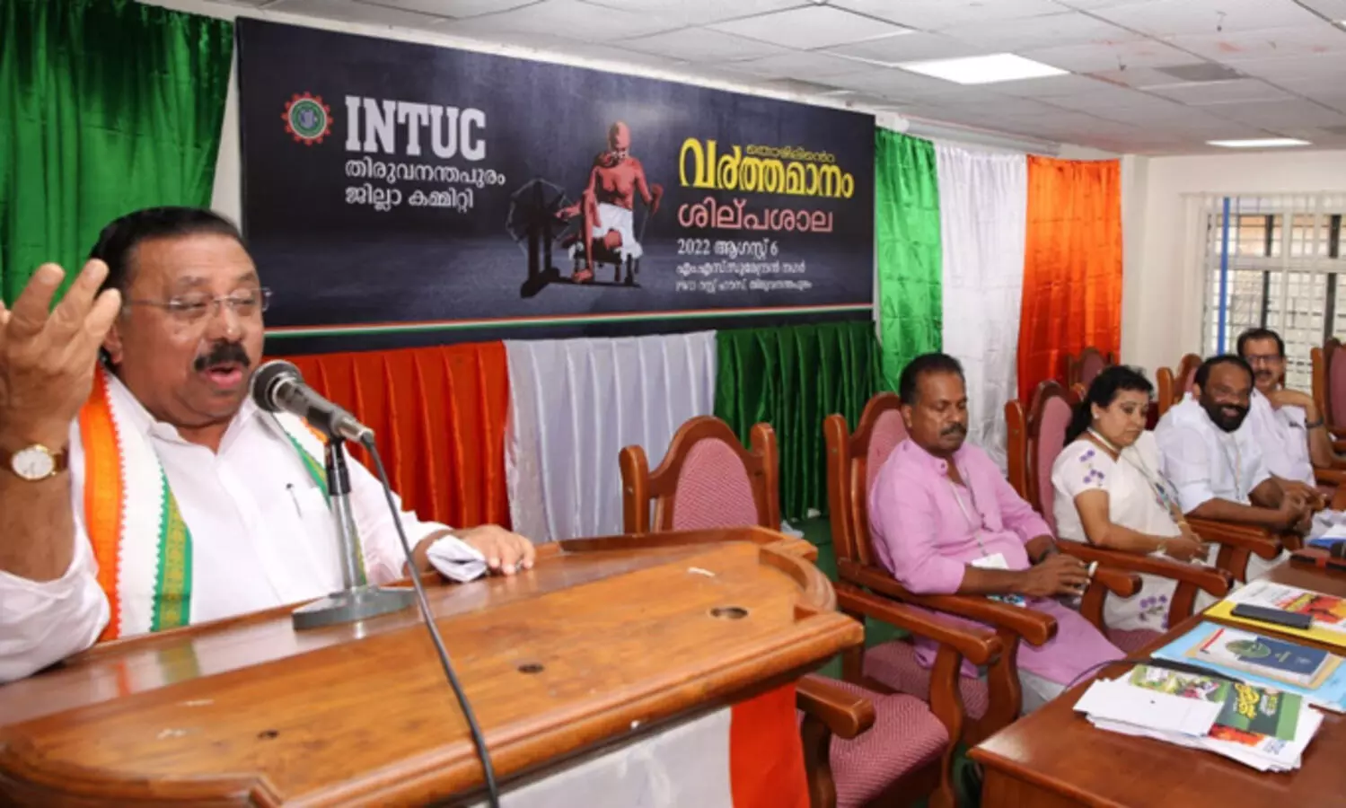 തൊഴിലാളി ദ്രോഹം: പിണറായി മോഡിയെ കടത്തിവെട്ടുന്നു -എം.എം ഹസൻ